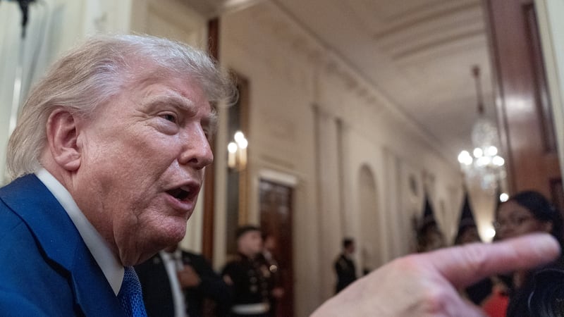 El presidente Donald Trump conversa con la prensa al retirarse de un evento para atletas...