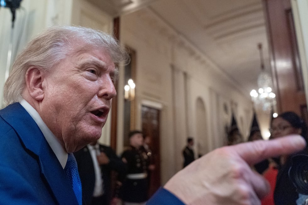 El presidente Donald Trump conversa con la prensa al retirarse de un evento para atletas...