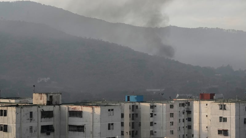 Columnas de humo se levantan en el Fuerte Tiuna, el principal cuartel militar en Caracas,...