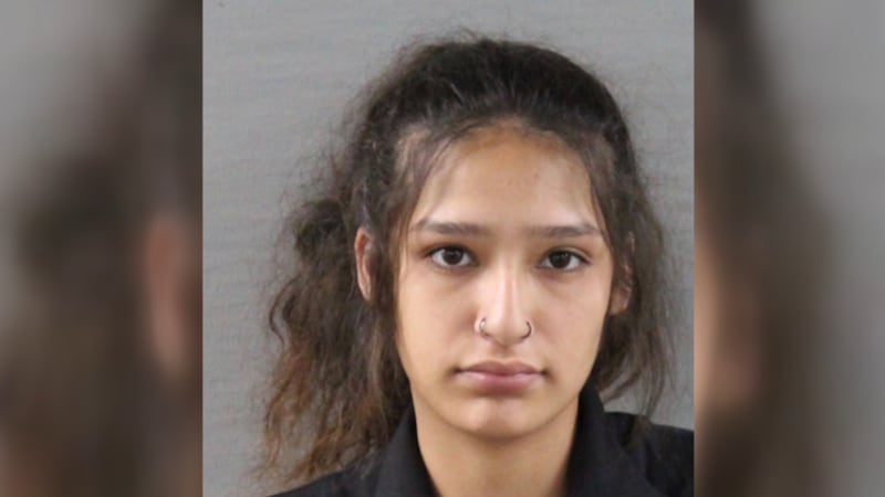 Jackie Irene Valverde, de 19 años, fue acusada formalmente después de usar el nombre de otra...