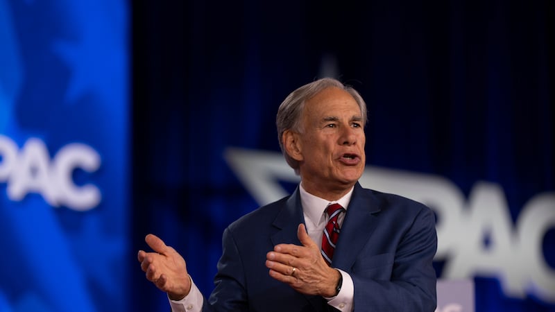 El gobernador de Texas, Greg Abbott, en la Conferencia de Acción Política Conservadora (CPAC)...