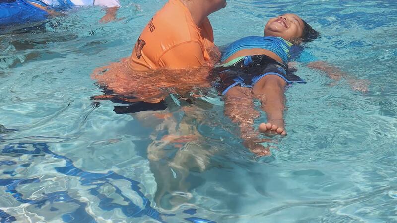 Este tipo de ahogamiento se produce cuando un niño se esfuerza por nadar e inhala agua a los...