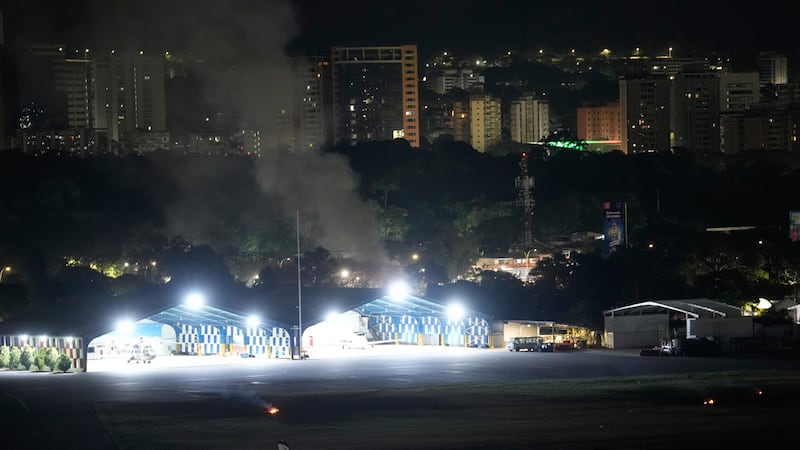 Columnas de humo en el aeropuerto La Carlota tras las explosiones y el paso de aeronaves a...