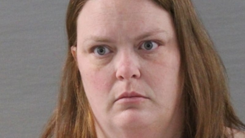 Según los registros judiciales del condado Randall, Sarah Zepp está acusada de cubrir la...