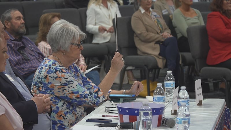 Algunas de las preguntas incluyeron el bono del Centro Cívico, la Corporación de Desarrollo...