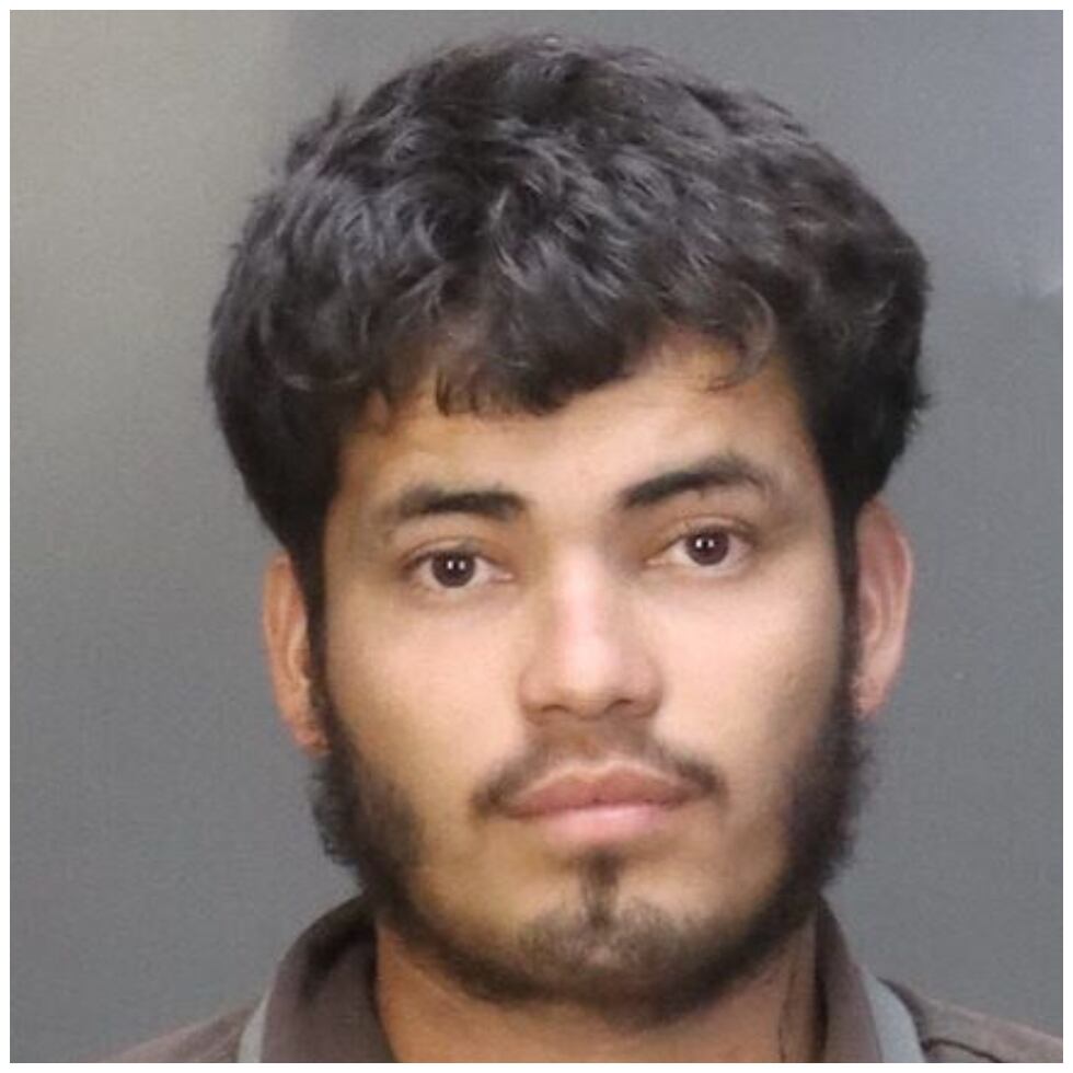 Elmer López -Hernández de 20 años, es acusado de indecencia con una menor por contacto sexual,...