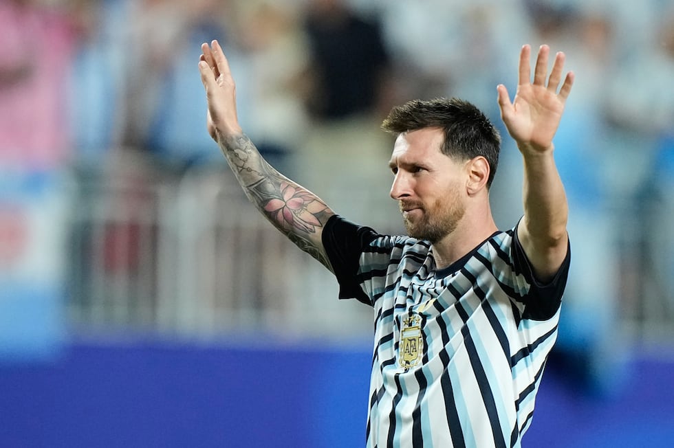 El capitán argentino Lionel Messi saluda al público luego de la victoria 3-0 ante Argelia en...
