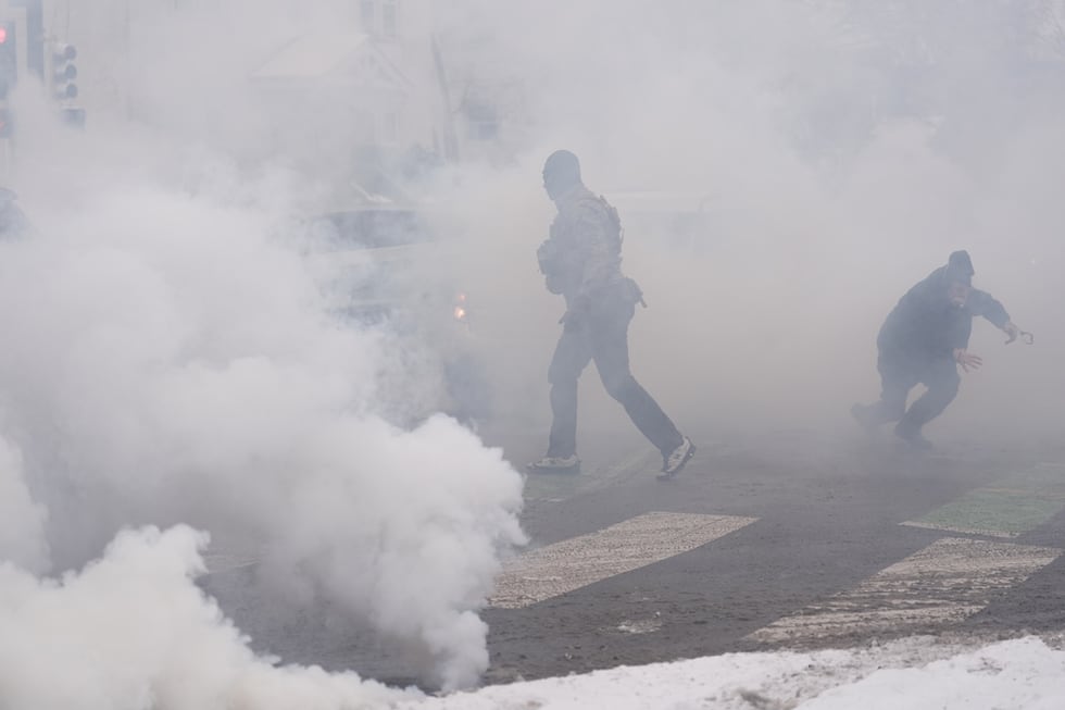 Agentes federales lanzan gas lacrimógeno mientras realizan arrestos el miércoles 21 de enero...