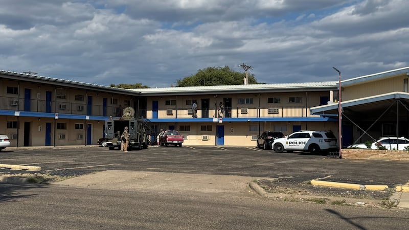 La policía afirma que los agentes acudieron al motel para ejecutar una orden judicial y...