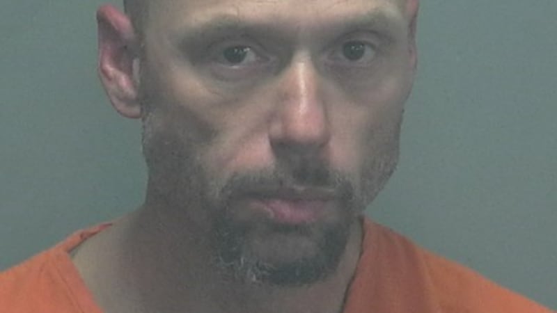 Hombre buscado por violación de libertad condicional arrestado tras persecución con la policía...