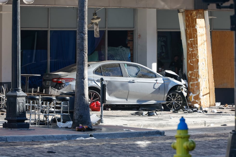 Un carro que se estrelló contra un comercio local en Tampa, Florida, el 8 de noviembre del...