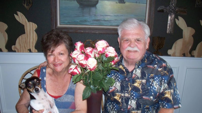 En memoria Linda y Gary Lightfoot.