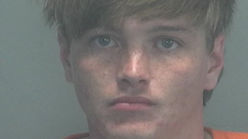 Las autoridades afirman que los agentes lograron detener el auto, pero el conductor,...