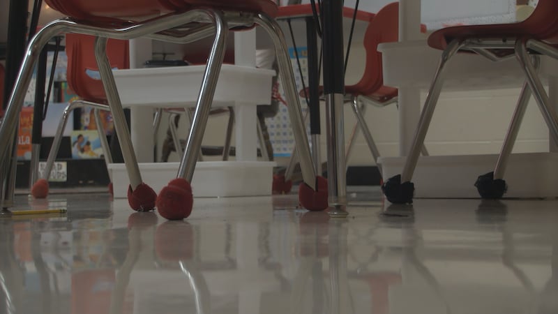 Esta imagen de archivo muestra sillas de un salón de clases