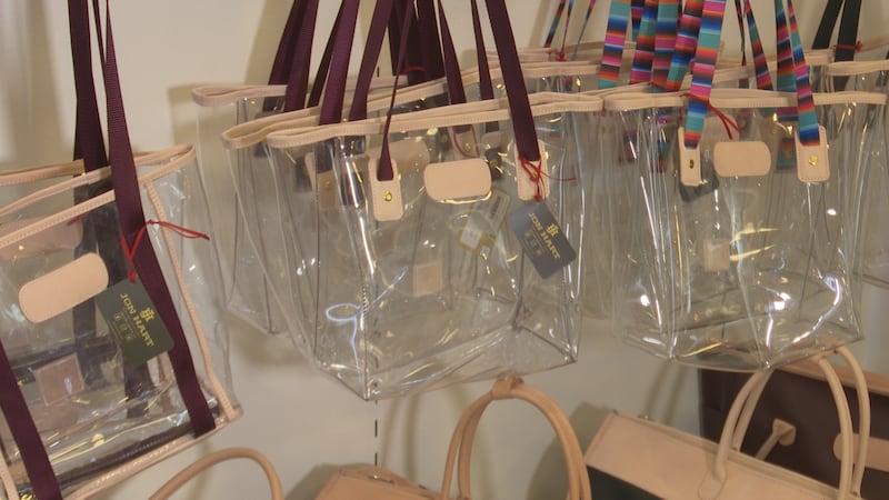 La nueva política prohibirá la entrada de artículos de gran tamaño, como mochilas y bolsos, a...