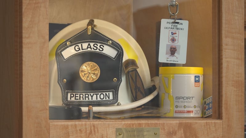 La organización se presenta para ayudar sin que se le pida y brinda donaciones económicas y...