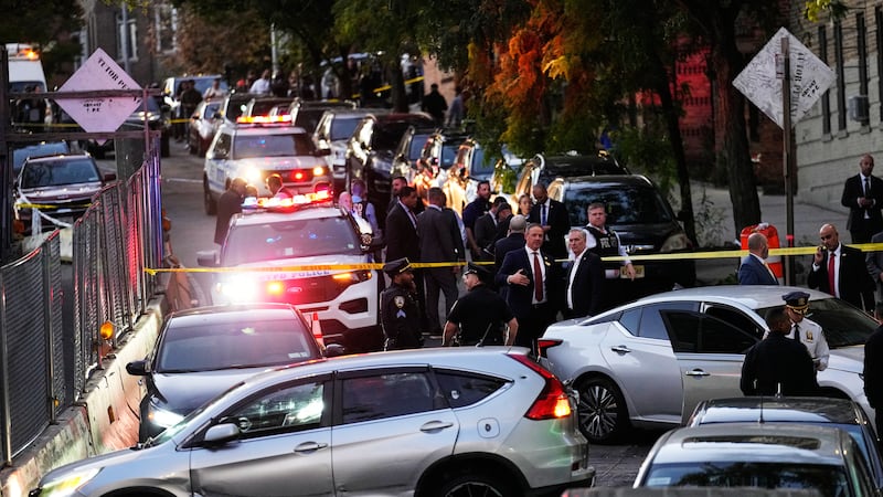 Agentes del orden en el lugar de un tiroteo, el jueves 8 de octubre de 2026, en Nueva York....