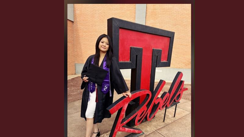 Thalia estaba de viaje con su familia en Tailandia en julio, antes de comenzar sus estudios...