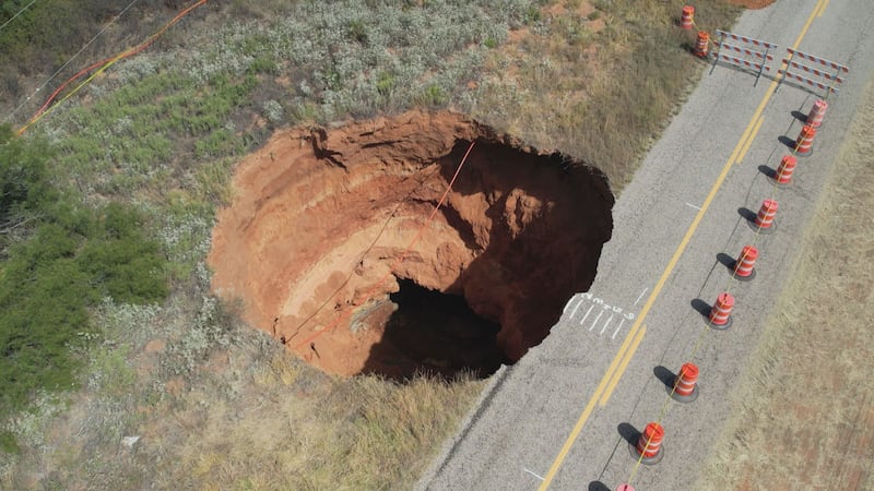 "TxDOT insta al público a mantenerse alejado de la zona debido a las condiciones inestables...