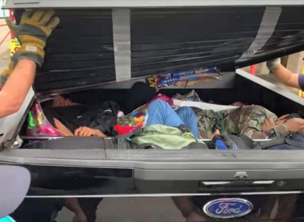 Inmigrantes indocumentados fueron escondidos en cajas por una red de tráfico de personas que...