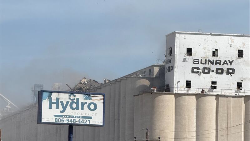 El Departamento de Bomberos de Sunray está trabajando con Skyland Grain para inundar el sótano...