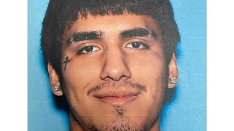 La policía informa que los agentes arrestaron a Zachary Contreras, de 20 años, el 26 de...