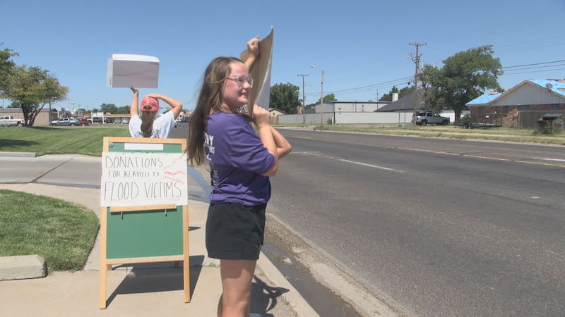 Karsyn King y Bristol Brinkmann decidieron abrir un puesto de limonada y donar todas las...