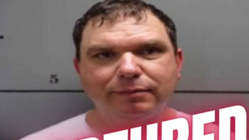 Fue detenido y trasladado a la cárcel del condado Coconino, donde permanecerá hasta que sea...