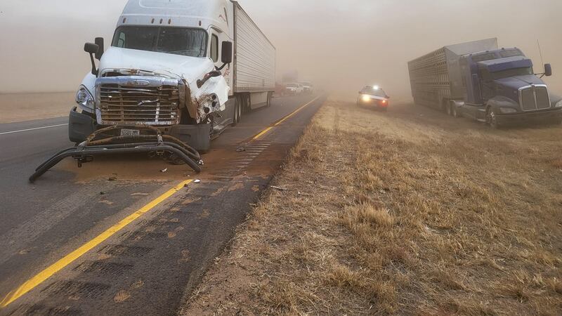 La baja visibilidad debido al polvo está afectando el tráfico en la 287.