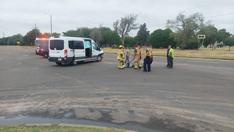 Alrededor de 10 personas resultaron heridas después de un choque en la 34 cerca del cementerio...