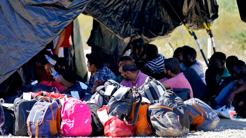 Un grupo de hombres detenidos por la Oficina de Aduanas y Patrulla Fronteriza de Estados...