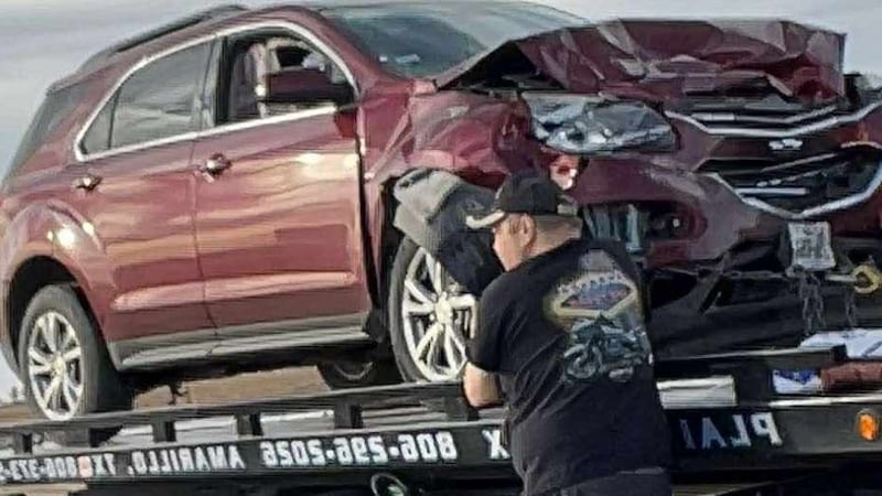 Las autoridades informan que un automóvil embistió a otro por detrás.