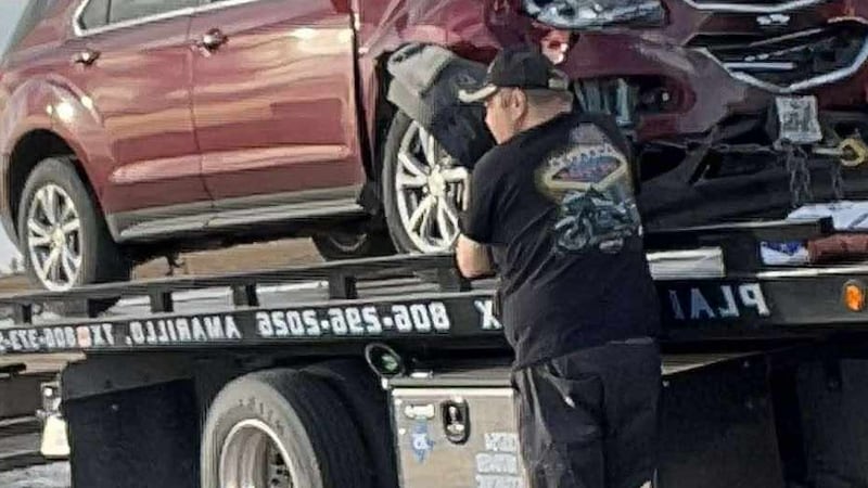 Las autoridades informan que un automóvil embistió a otro por detrás.