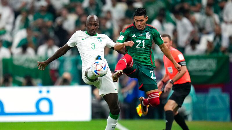 Abdullah Madu de Arabia Saudita, a la izquierda, desafía a Uriel Antuna de México durante el...