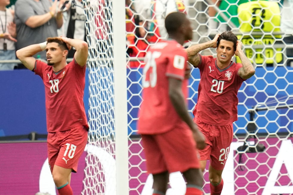 Los portugueses Pedro Neto (izquierda) y Joao Cancelo reaccionan durante el partido contra...