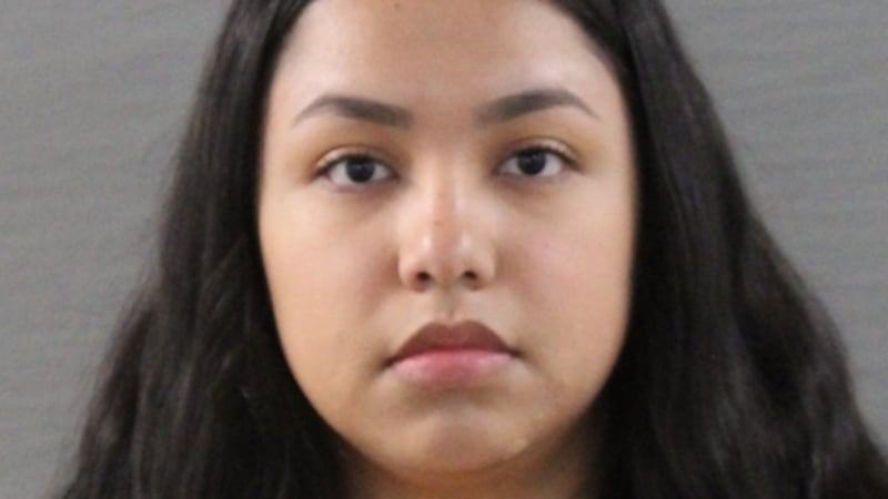 La policía identificó a la sospechosa como Melena LaFuente, de 21 años. Fue arrestada y...