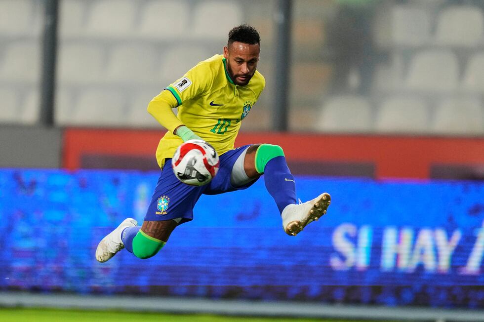 ARCHIVO - El delantero brasileño Neymar durante el partido contra Perú por las eliminatorias...