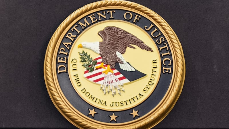 El estandarte del Departamento de Justicia de Estados Unidos en un podio durante una...