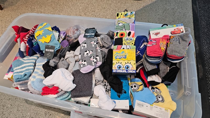 “A menudo, durante las épocas de frío, recibimos donaciones de alimentos enlatados, abrigos y...