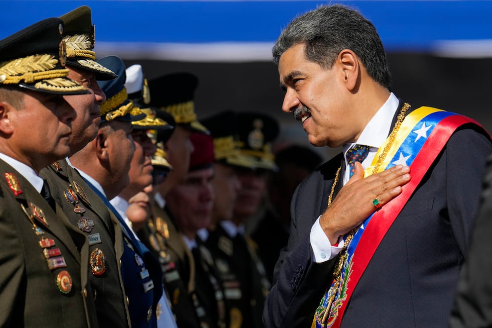 ARCHIVO - El presidente venezolano Nicolás Maduro saluda a mandos militares el día de su toma...