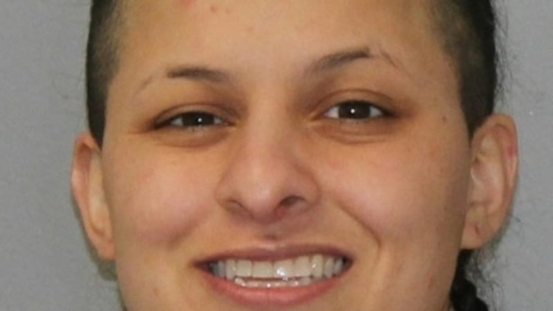 Mujer buscada por no pagar la fianza se entrega ante la justicia, acusada de agresión y...