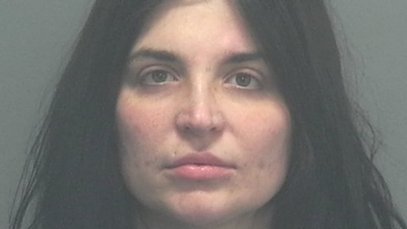 Katie Quackenbush está acusada de agresión agravada, amenaza terrorista a un miembro de la...