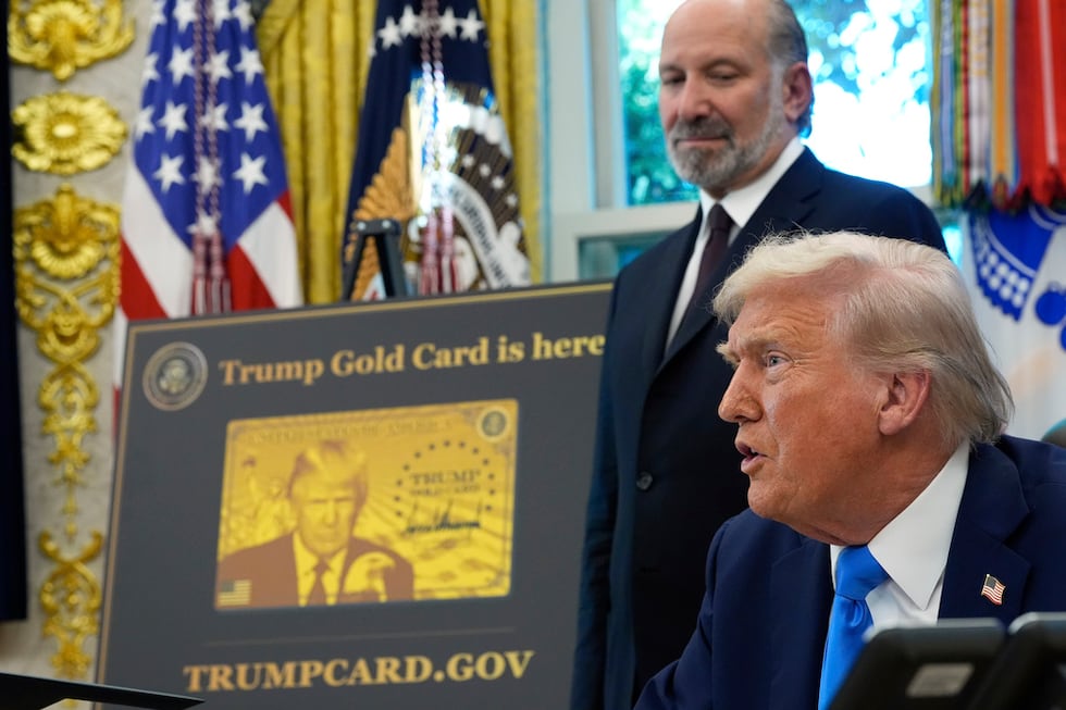 El presidente estadounidense Donald Trump habla junto con el secretario de Comercio, Howard...