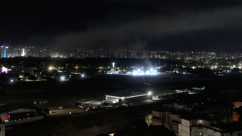 En la imagen, humo en el aeropuerto de La Carlota tras varias explosiones y aviones volando a...