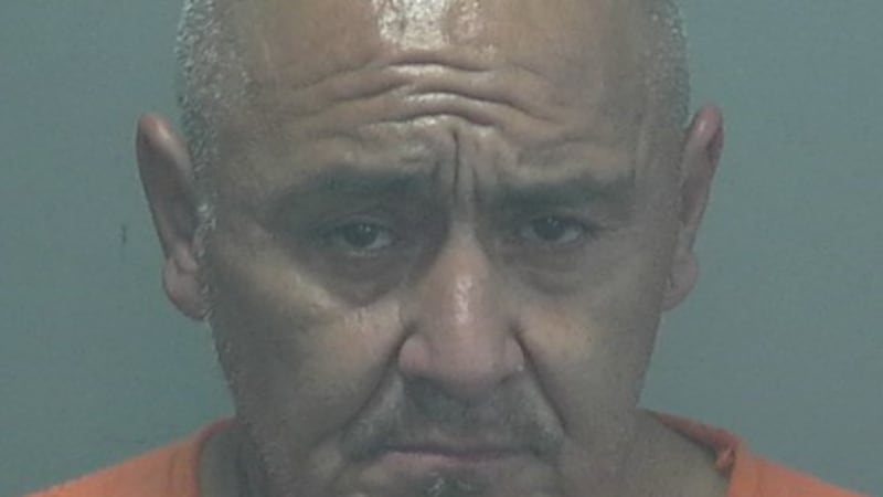 La policía de Amarillo arrestó a un hombre acusado de impedir que su novia se fuera al...