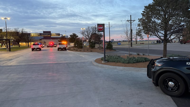 Varias agencias policiales y equipos de emergencia se encuentran en el lugar.