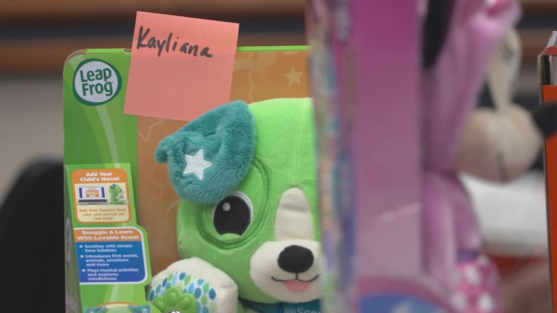 Estos niños viven con amigos cercanos de la familia, abuelos, tías u otros familiares después...