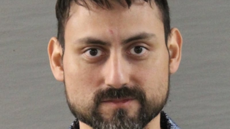 Los agentes llegaron a la vivienda y encontraron a James Dean Peña, de 40 años. La policía...