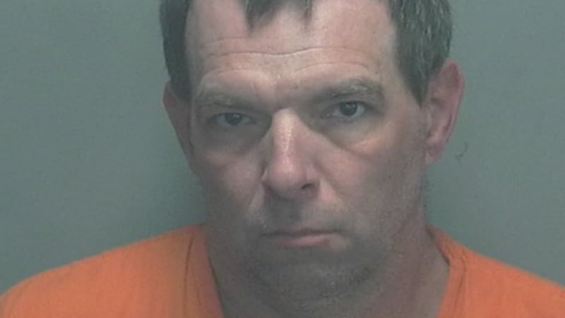 George Allen Rogers tiene antecedentes penales que incluyen detenciones por agresión sexual...