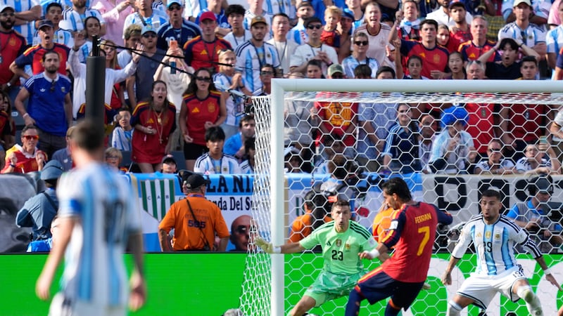 Ferrán Torres, de España, anota ante Argentina en la final de la Copa del Mundo, el domingo 19...